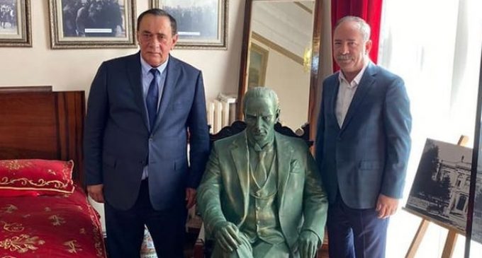 Organize suç örgütü lideri Alaattin Çakıcı, CHP’li belediye başkanını ziyaret etti, Nutuk ve Atatürk portresi hediye etti