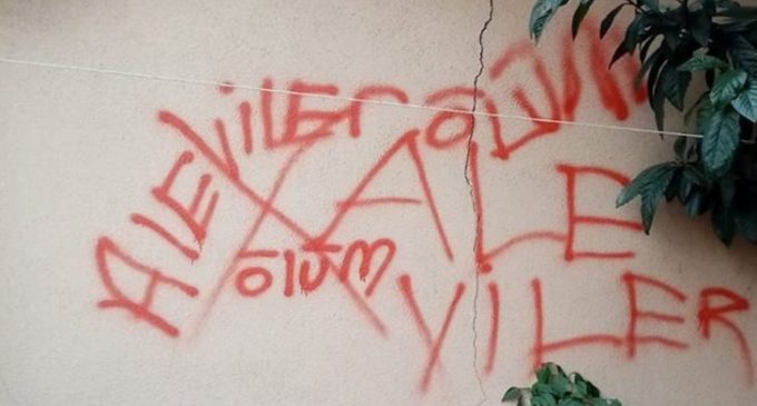 Bahçe duvarına “Alevilere ölüm” yazıldı: Apartmandakiler tedirgin…