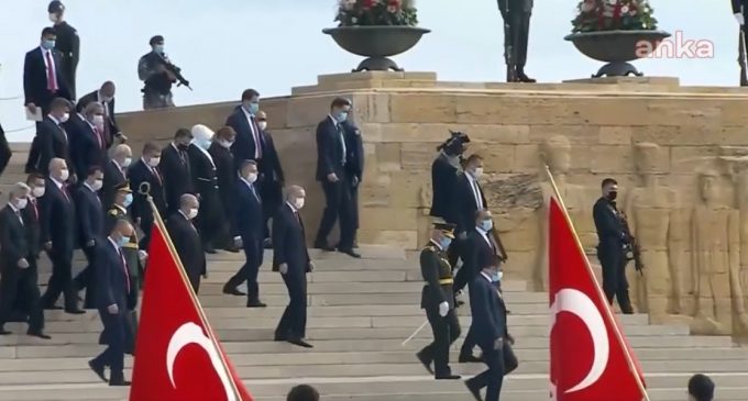 Yine AKP’liler yine Atatürk’e saygısızlık: Anıtkabir’de “Seni seviyoruz reis” sloganları