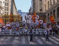 Arjantin’de binlerce kişi meydanlarda: Asgari ücret ve yardımların iyileştirilmesini istiyorlar