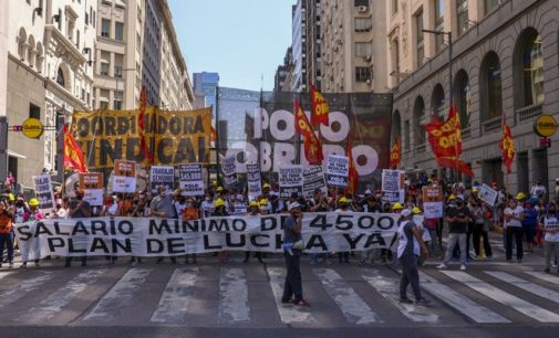 Arjantin’de binlerce kişi meydanlarda: Asgari ücret ve yardımların iyileştirilmesini istiyorlar