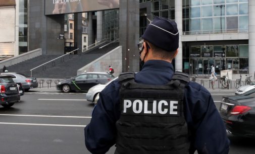 Paris sokaklarında bıçaklı saldırı: Saldırgan vurularak etkisiz hale getirildi