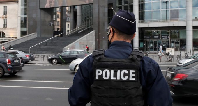 Paris sokaklarında bıçaklı saldırı: Saldırgan vurularak etkisiz hale getirildi