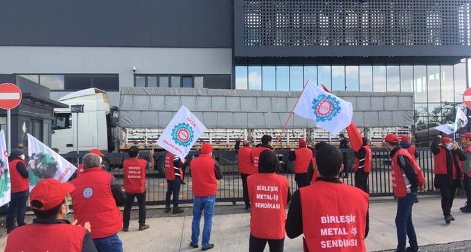 İşçilerin eylemini engellemek için fabrika önüne tır çekildi