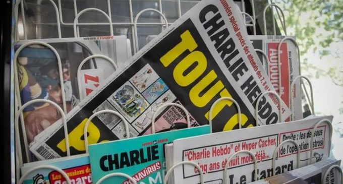 Charlie Hebdo’dan terör saldırılarına “kafaları kesilmiş kankan dansçılarıyla” yanıt
