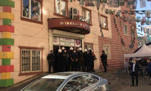 HDP’nin il ve ilçe binalarına polis baskını: Eş başkanlar gözaltına alındı