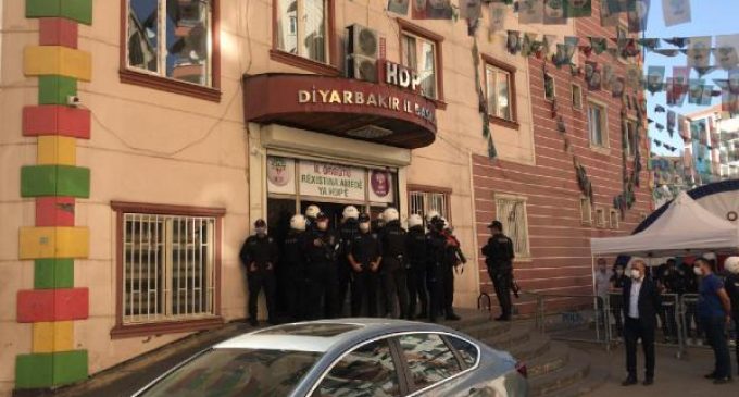 HDP’nin il ve ilçe binalarına polis baskını: Eş başkanlar gözaltına alındı