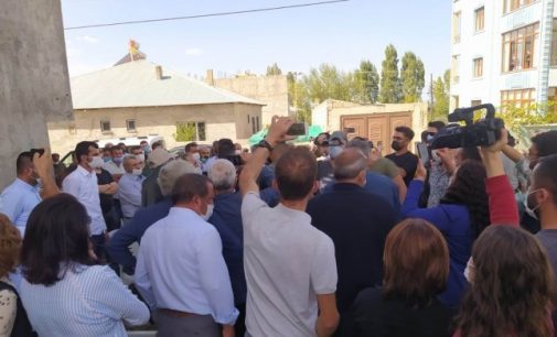 Helikopterden atıldığı iddia edilen Servet Turgut’un cenazesi için kurulan taziye evini polis bastı