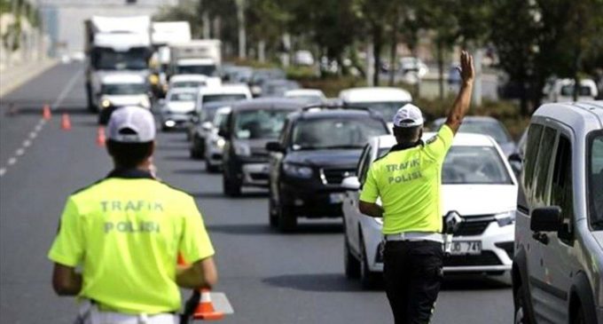 İki trafik polisine maske takmadıkları için ceza kesildi