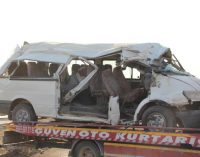 İşçi minibüsü direğe çarptı: İki kişi yaşamını yitirdi, dokuzu çocuk 20 kişi yaralandı
