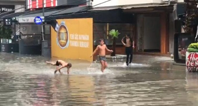 İzmir’de yağış sonrası cadde ve sokaklar göle döndü