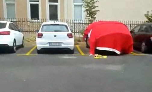 Arabasını dolu yağışından korumak için Türk bayrağı örtmüştü: Gözaltına alındı