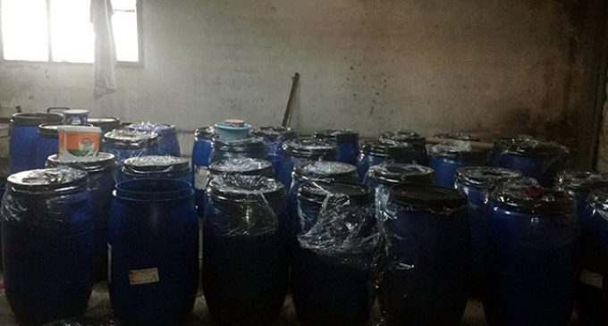 İzmir’de hırsızları kovalayan polisler sahte içki imalathanesi buldu