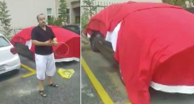 İlahiyat Fakültesi bahçesinde tepki çeken görüntü: Arabasını doludan korumak için Türk bayrağı örttü