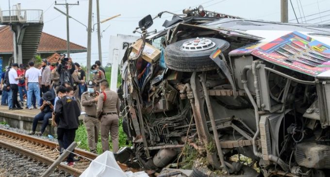 Tayland’da yolcu otobüsüyle tren çarpıştı: 17 ölü, en az 30 yaralı