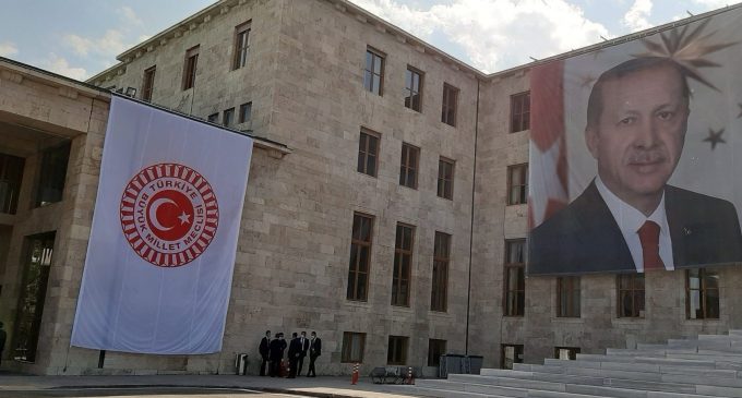 TBMM Şeref kapısına Erdoğan posteri asıldı: ‘İktidarın gölgesi, TBMM’nin üzerine düştü’