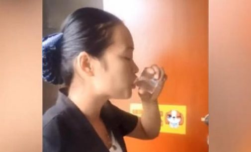 Temizlik görevlisi kadın, işini iyi yaptığını kanıtlamak için tuvalet suyu içti