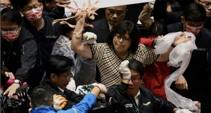 Et ithalatı tartışması kavgaya dönüştü: Milletvekilleri birbirlerine domuz bağırsağı fırlattı