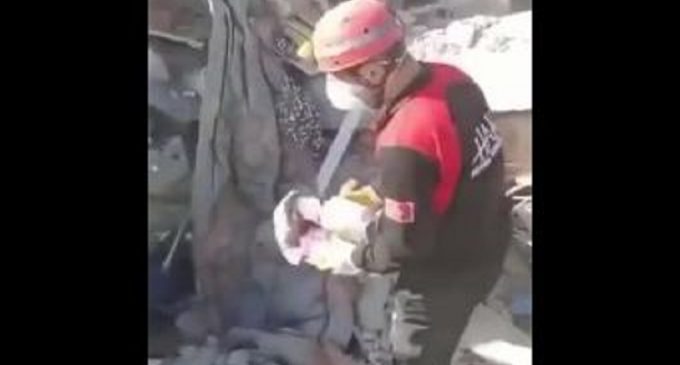 İzmir’de acı görüntü: Arama kurtarma görevlisi enkazdan çıkan oyuncaklara bakakaldı