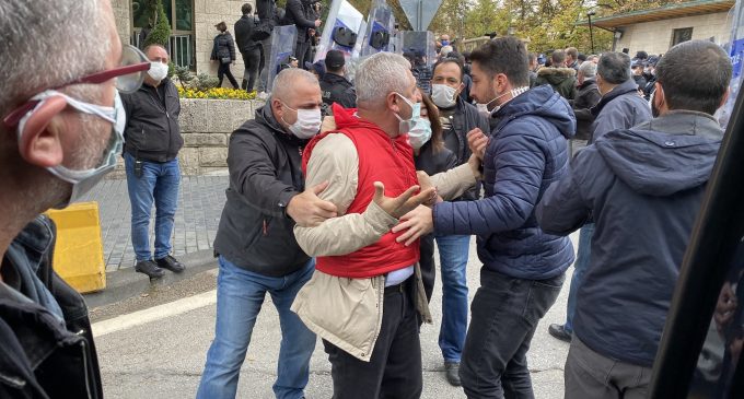 DİSK’in Meclis önündeki eylemine polis engeli!