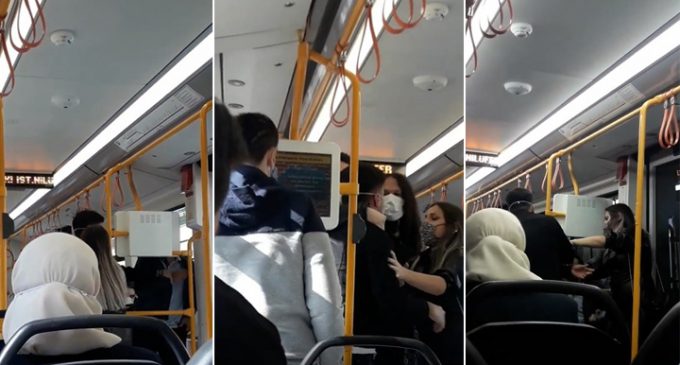 Metroda birbirine sarılan çifte gerici tepki: Kötü örnek oluyorsunuz!