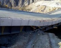 AKP’li belediyenin 3.4 milyon TL’ye mâl olan köprüsü, açılışı yapılmadan çöktü