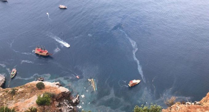Antalya’da tur teknesi battı: Bir kişi yaşamını yitirdi