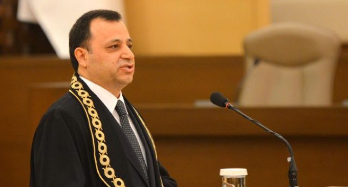 AYM Başkanı Zühtü Arslan, eşi ve kızının Covid-19 testi pozitif çıkınca 14 gün karantinaya girdi