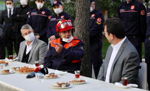 Ekrem İmamoğlu, İzmir depreminde görev alan itfaiyecilerle buluştu