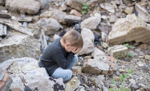 İzmir depremi çocuk hakları raporu: ‘Enkaz turizmi’ çocukların gizlilik hakkını ihmal ve istismar ediyor