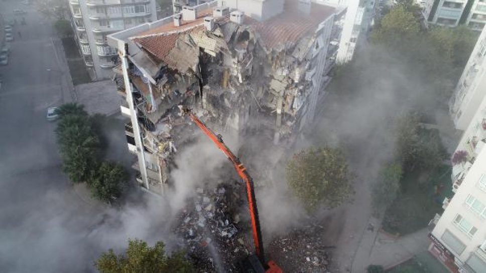 Depremde yıkılan binaların enkaz kaldırma çalışmaları sürüyor