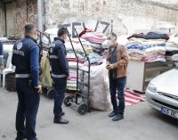 İzmir’de depremzedeler için gönderilen battaniyeleri satmaya çalıştılar