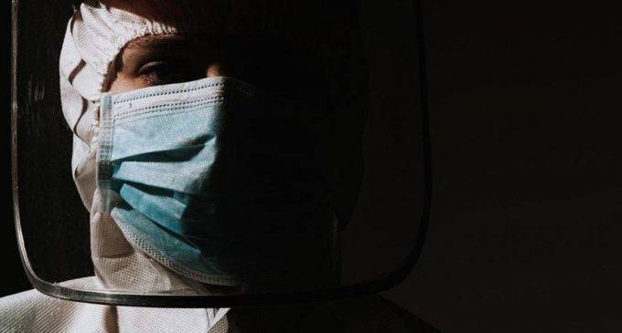 Bir sağlık emekçisi daha koronavirüs nedeniyle yaşamını yitirdi