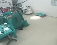 Bakan Koca paylaştı: İşte depreme ameliyathanede yakalanan sağlık çalışanlarının görüntüleri