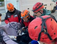 Depremden 58 saat sonra “Ares” adlı köpek enkazdan yaralı olarak kurtarıldı