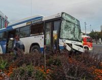 İki otobüs çarpıştı: 17 kişi yaralandı