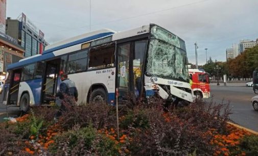 İki otobüs çarpıştı: 17 kişi yaralandı