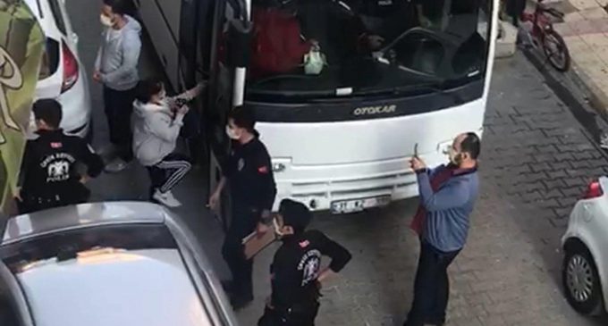 Masaj salonlarına polis baskını: 22 kadın gözaltına alındı