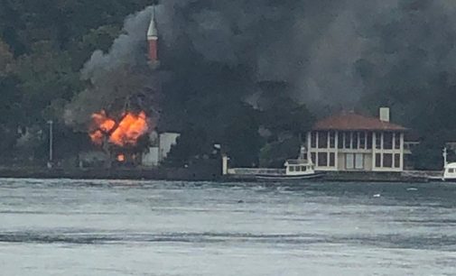 İstanbul’da tarihi camide yangın