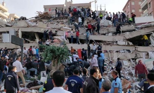 İzmir’deki depremde can kaybı 64’e yükseldi, 947 artçı sarsıntı kaydedildi