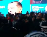 AKP il kongresinde büyük kavga: Polis zor ayırdı