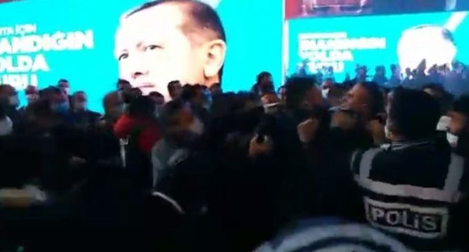 AKP il kongresinde büyük kavga: Polis zor ayırdı