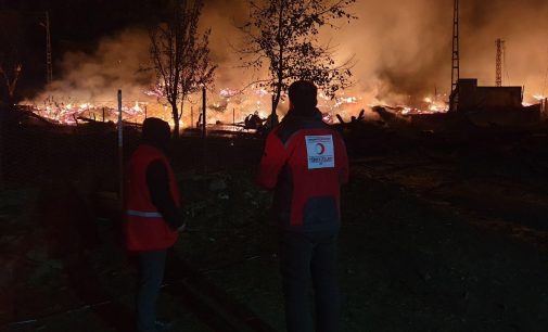 14 haneli köyde yangın çıktı: 10 ev ve bir cami yandı