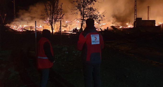 14 haneli köyde yangın çıktı: 10 ev ve bir cami yandı