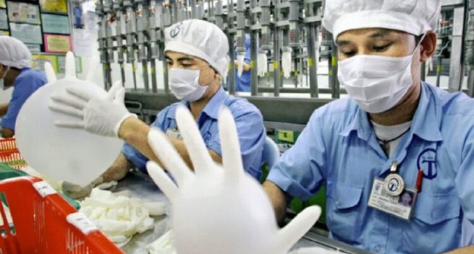 Malezya’da eldiven üreten fabrikadaki 2 bin 500 işçi koronavirüse yakalandı
