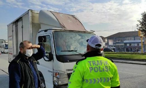 Kamyonet sürücüsüne solmuş Türk bayrağı cezası