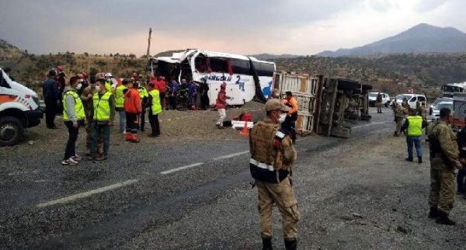 Yolcu otobüsü ile TIR çarpıştı: İki kişi yaşamını yitirdi, 12 kişi yaralandı