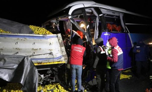 Yolcu otobüsü TIR’a arkadan çarptı: Bir kişi öldü, 21 kişi yaralandı
