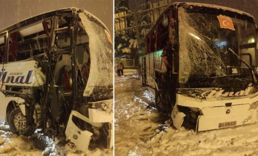 Amasya’da yolcu otobüsü karlı yolda kaza yaptı: 30 yaralı