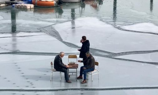 Memleketten kış manzaraları: Buz tutan gölde çay içip tavla oynadılar